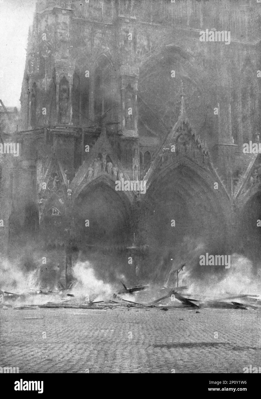 'Le Cathedrale de Reims en flammes; la chute de l'echafaudage embraase de la tour Nord-Ouest', 1914. Da "l'Album de la Guerre 1914-1919: Volume i". [L'Illustration, Parigi, 1926]. Foto Stock