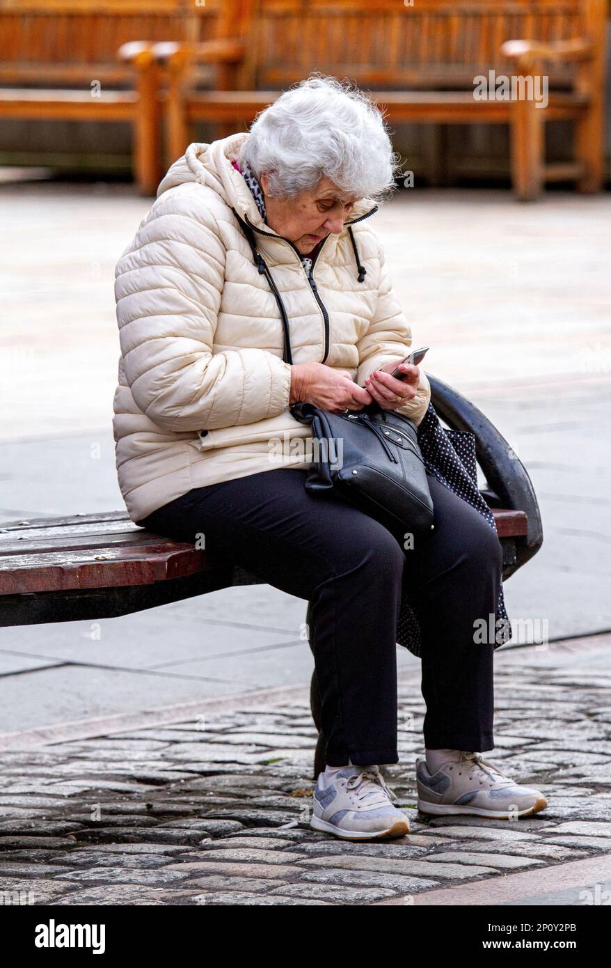 Dundee, Tayside, Scozia, Regno Unito. 3rd marzo, 2023. UK Weather: Northeast Scotland ha sperimentato temperature di 5°C. In una mattinata di marzo luminosa e fredda, le persone di Dundee sono fuori a piedi in giro con il freddo, andando in giro per la loro vita quotidiana, mentre godendo una giornata di shopping. Credit: Dundee Photographics/Alamy Live News Foto Stock