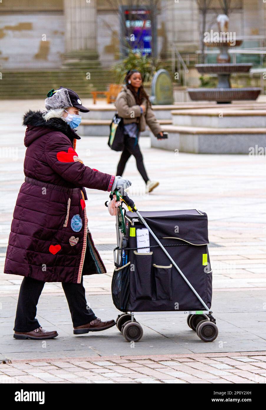 Dundee, Tayside, Scozia, Regno Unito. 3rd marzo, 2023. UK Weather: Northeast Scotland ha sperimentato temperature di 5°C. In una mattinata di marzo luminosa e fredda, le persone di Dundee sono fuori a piedi in giro con il freddo, andando in giro per la loro vita quotidiana, mentre godendo una giornata di shopping. Credit: Dundee Photographics/Alamy Live News Foto Stock