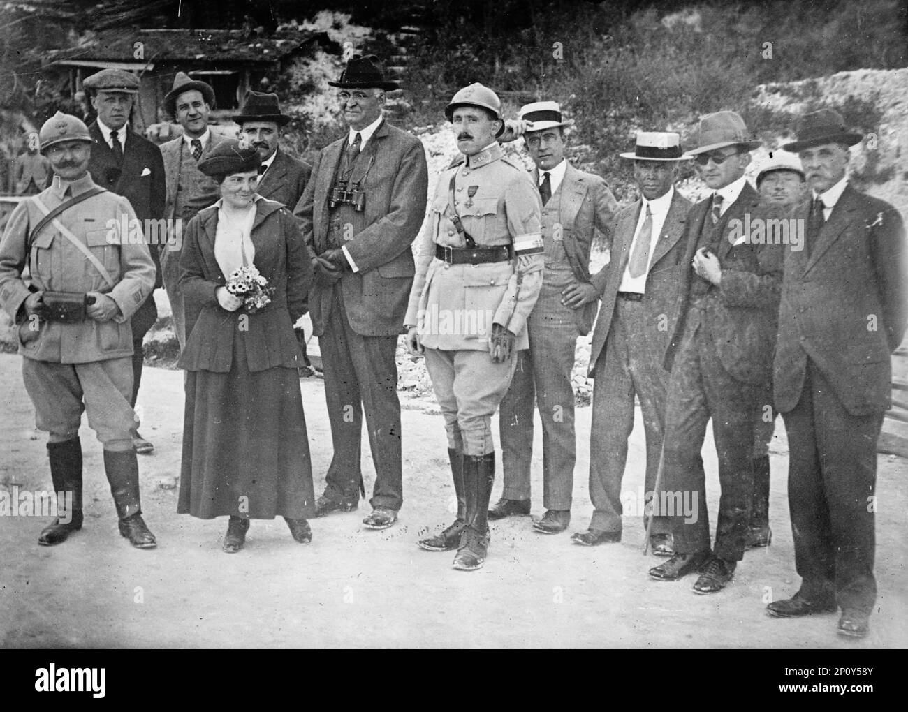 Reims, Francia - Corresponsiati di guerra americani: Ufficiale francese; Harriet C. Adams; Paul Cravath; Capt. Paul Dumas, con mano artificiale e braccio; non identificato; Charles Edward Russell; non identificato; giudice Robert Grant, 1916. L'esploratore americano, scrittore e fotografo Harriet Chalmers Adamss era un corrispondente per Harper's Magazine in Europe durante la prima guerra mondiale Era l'unica giornalista femminile autorizzata a visitare le trincee. L'avvocato Paul Drennan Cravath ha chiesto l'intervento americano nella guerra contro la Germania. Charles Edward Russell era un giornalista, un giornalista di opinione, un redattore di giornale, Foto Stock