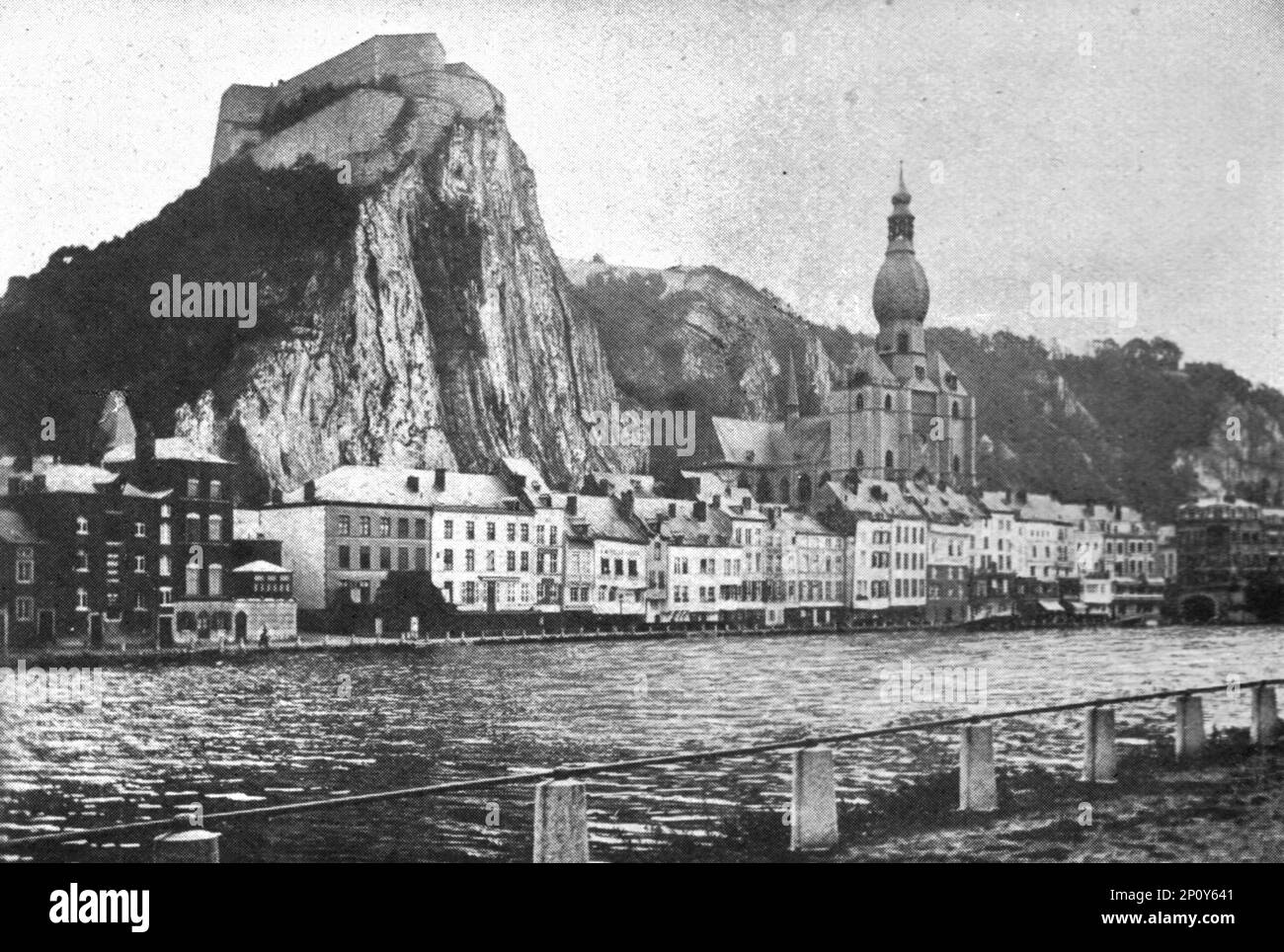 ''Dinant et Louvain: Dinant naguere; la citadelle, l'eglise et les quais vus de la rive gauche de la Meuse, la veille de l'entr&#xe9;e des Troupes allemandes', 1914. Da "l'Album de la Guerre 1914-1919: Volume i". [L'Illustration, Parigi, 1926]. Foto Stock