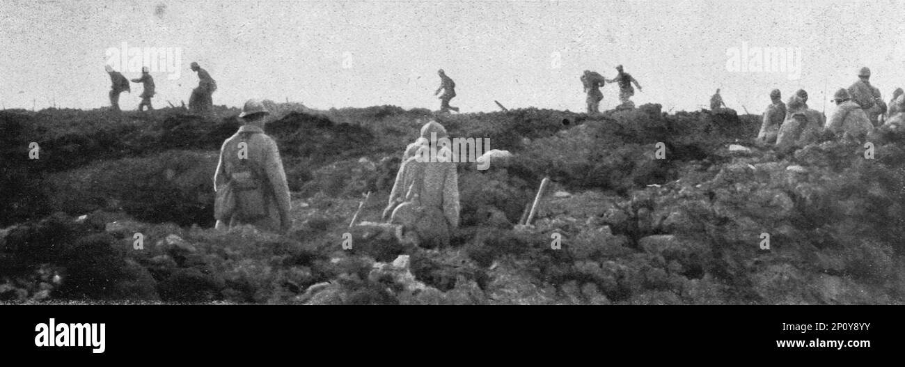 'Les Combats de Verdun. Prise d'une mitrailleuse allemande. Au Sud de Fleury, le 2 aout : des grenadiers se lancent les premiers, sans fusils, armes de leurs seules granades, sur une mitrailleuse allemande en action.', 1916. Da "Collection de la Guerre IV. L'Illustrazione Tome CXLVII. La Guerre Juillet, Aout, Settembre, Ottobre, Novembre, Dicembre 1916". Foto Stock