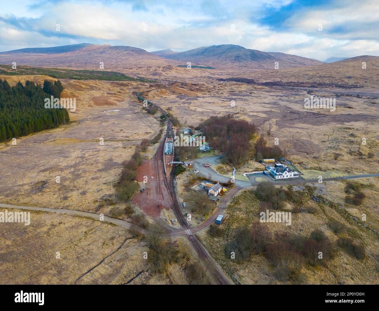 Vista aerea dal drone della stazione di Rannoch su Rannoch Moor a Perth e Kinross, Scozia, Regno Unito Foto Stock