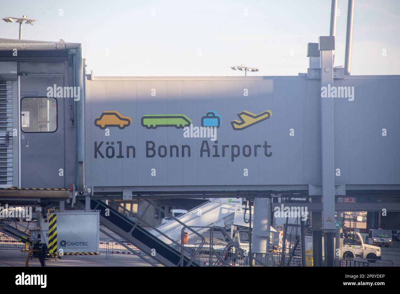 Ponte di imbarco passeggeri all'aeroporto di Koln/Bonn. Credit: Sinai Noor / Alamy Stock Photo Foto Stock