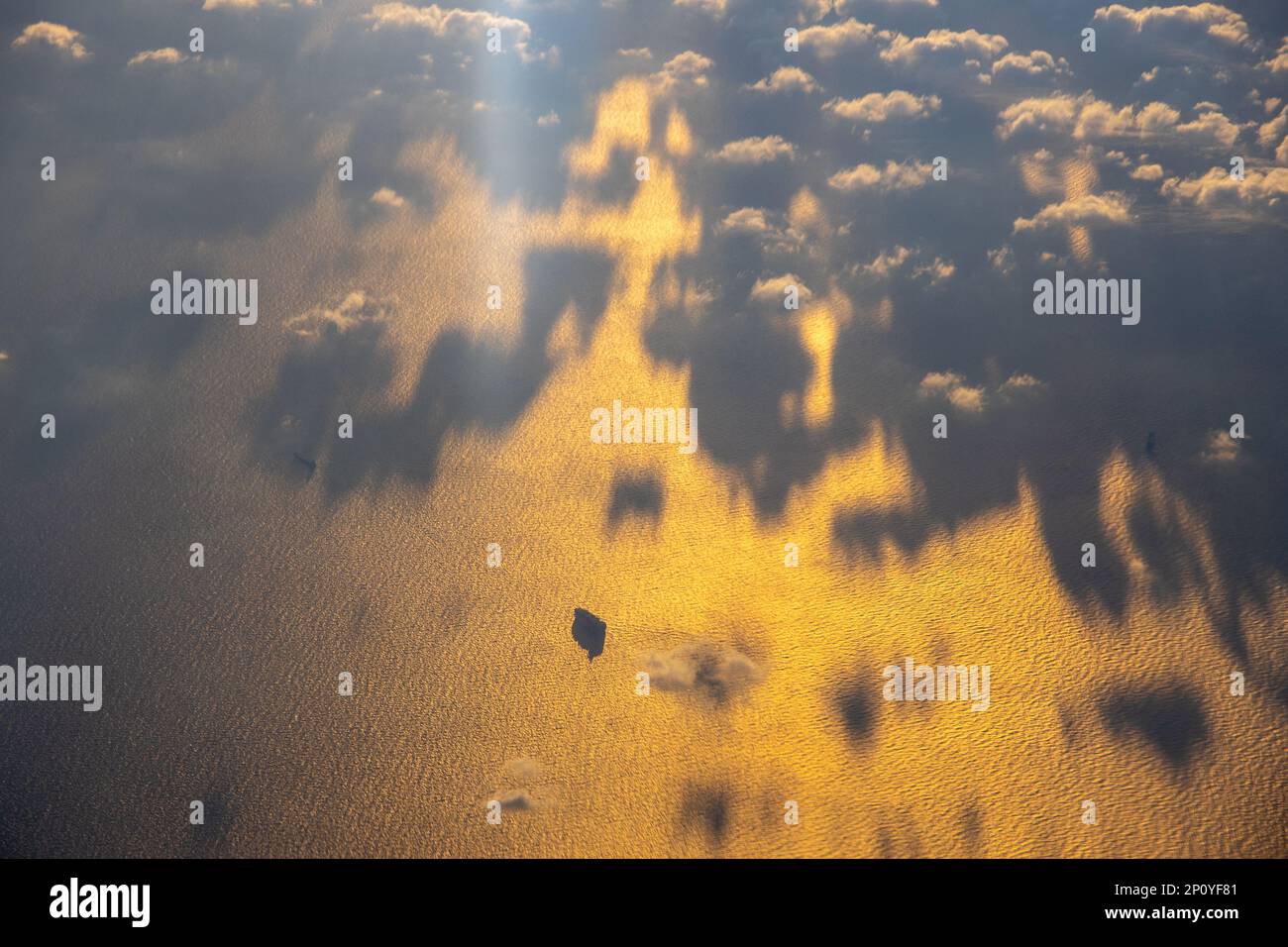 Vista aerea delle nuvole sui confini marittimi di ChannelUK-UE. Foto Stock