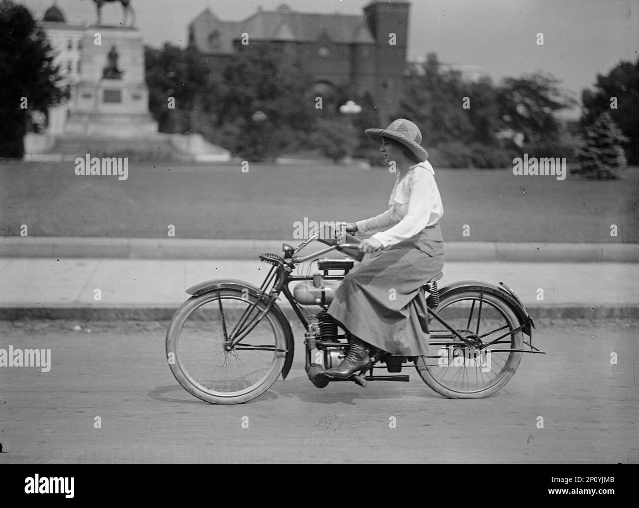 Donna in bicicletta [alimentata], 1917 o 1918. Foto Stock