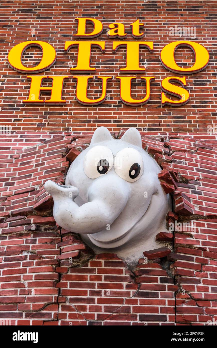 DAT otto Huus con scultura di elefante che si rompe attraverso un muro, Emden, Frisia Orientale, bassa Sassonia, Germania Foto Stock