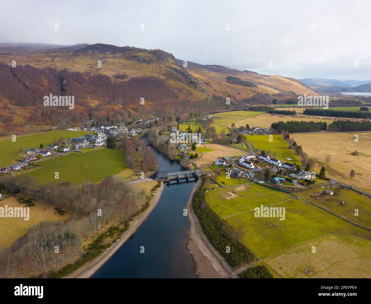 Veduta aerea del villaggio di Kinloch Rannoch sul fiume Tummel, Perth e Kinross, Scozia, Regno Unito Foto Stock