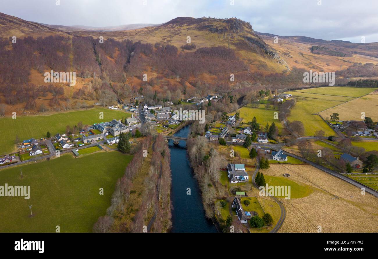 Veduta aerea del villaggio di Kinloch Rannoch sul fiume Tummel, Perth e Kinross, Scozia, Regno Unito Foto Stock