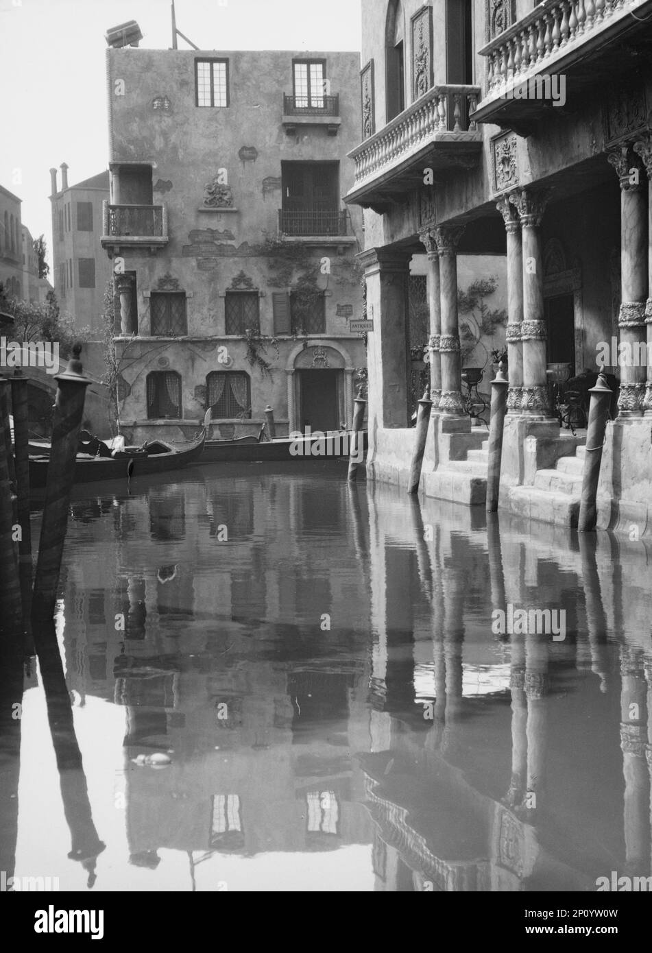 Edifici non identificati, forse set cinematografici, associati a famosi giocatori Lasky, tra il 1911 e il 1942. Foto Stock