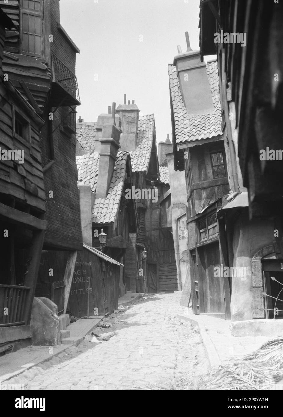 Edifici non identificati, forse set cinematografici, associati a famosi giocatori Lasky, tra il 1911 e il 1942. Foto Stock