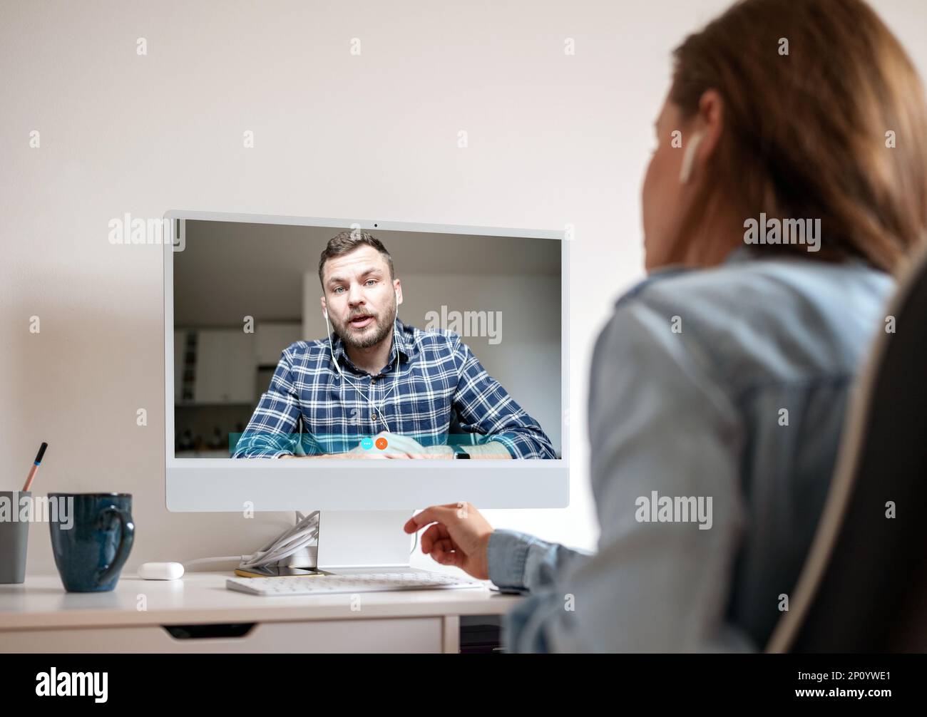 Due persone, donna e uomo, hanno una videochiamata on-line riunione. Foto Stock