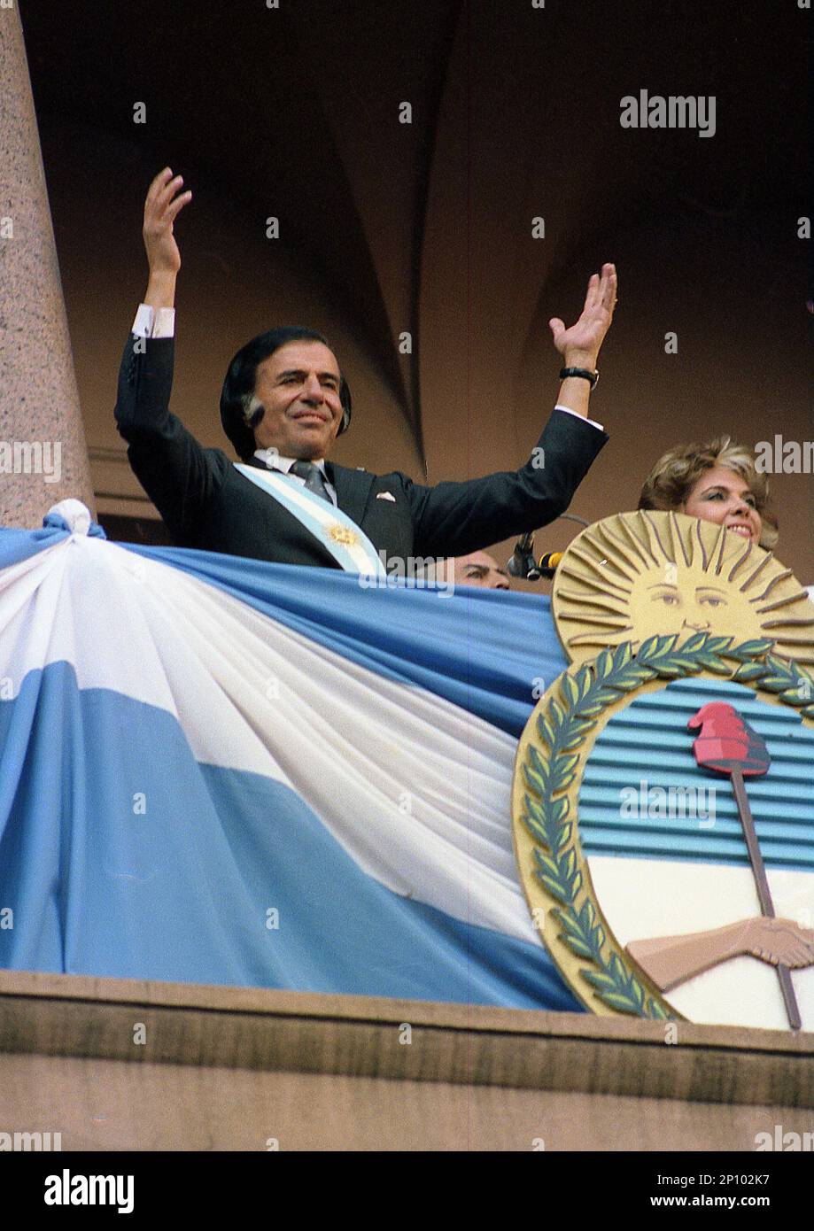 Carlos Saúl Menem saluta i tifosi durante il suo giorno di inaugurazione presidenziale, Casa Rosada, 8th luglio 1989 Foto Stock