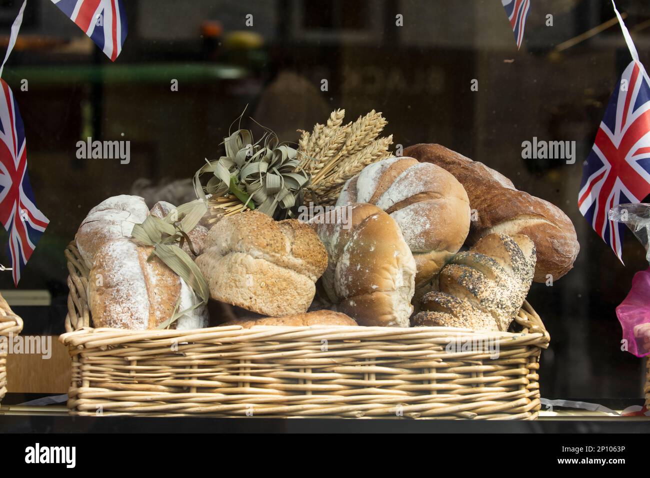 Attraente vetrina in una panetteria a Kirkby Stephen, Cumbria, con panini e jack union Foto Stock