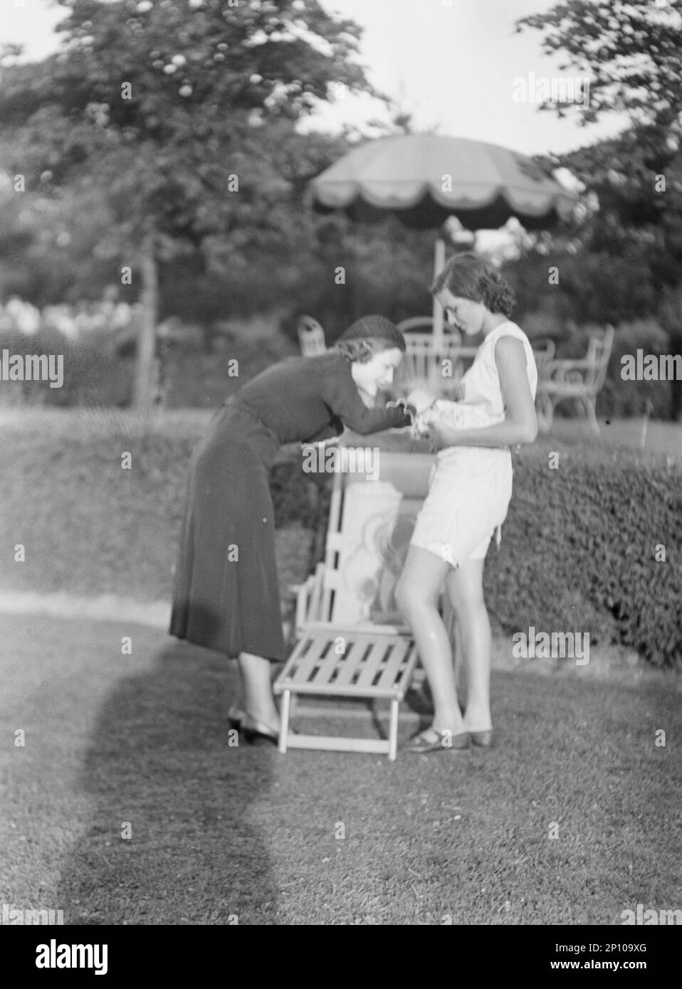 Rossbach, signorina, in compagnia di cuccioli, con un'altra donna, 1932 giugno 30. Foto Stock