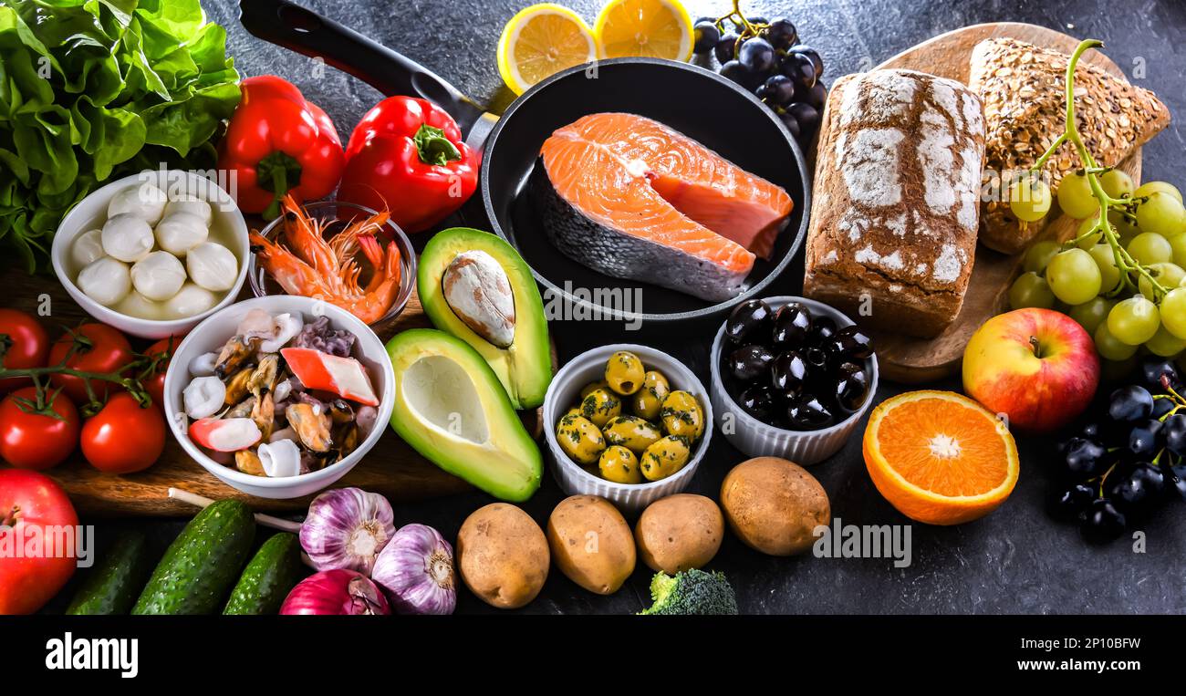 Prodotti alimentari che rappresentano la dieta mediterranea e che possono migliorare lo stato di salute generale Foto Stock