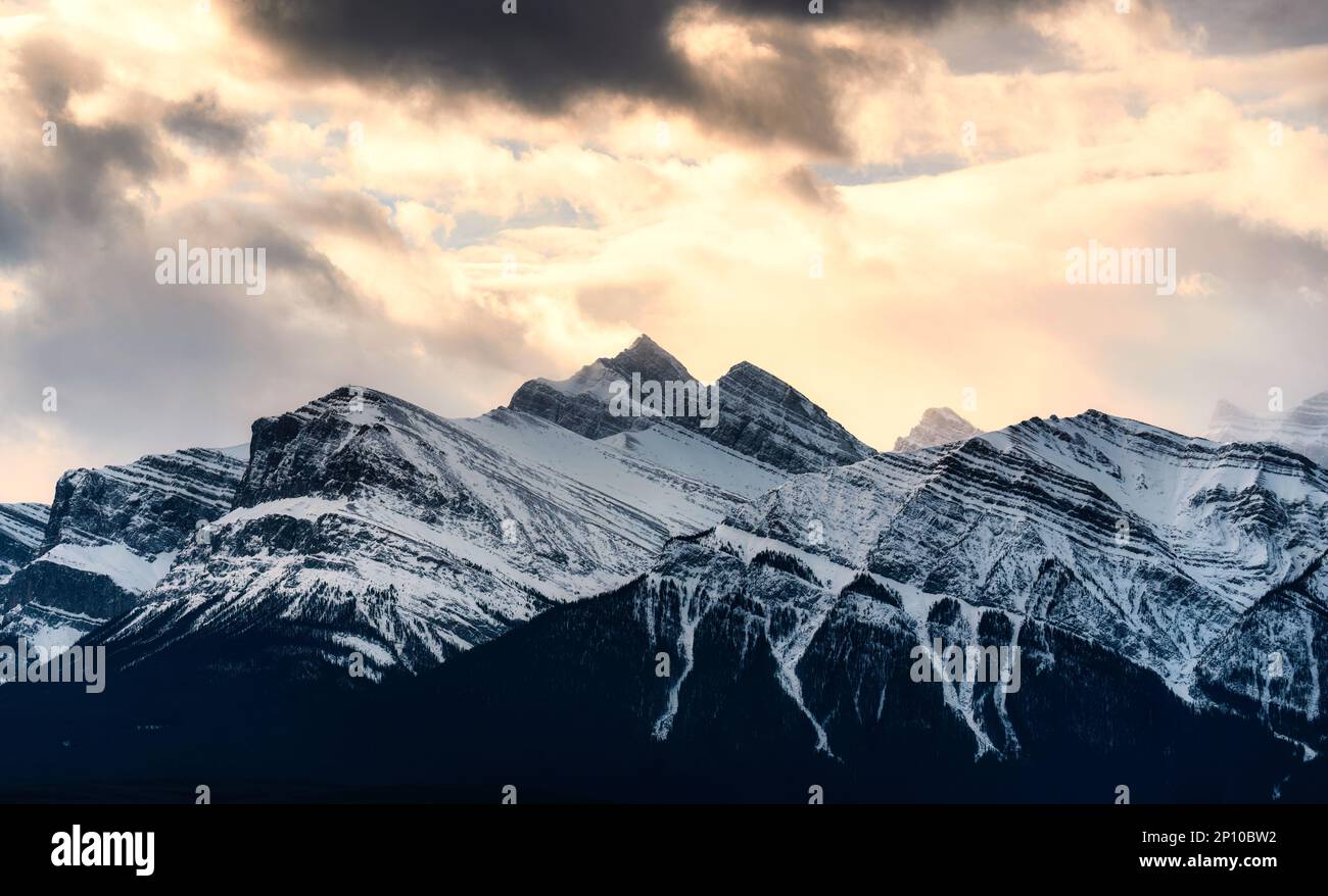 Maestose montagne rocciose innevate con la luce del sole che splende nella natura selvaggia del parco nazionale Foto Stock