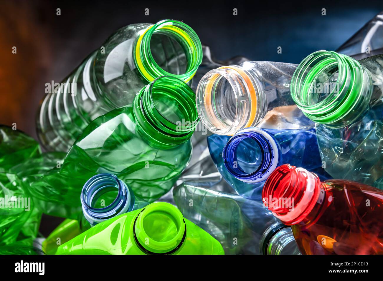 Bottiglie per bevande colorate vuote. Rifiuti di plastica riciclabili. Foto Stock