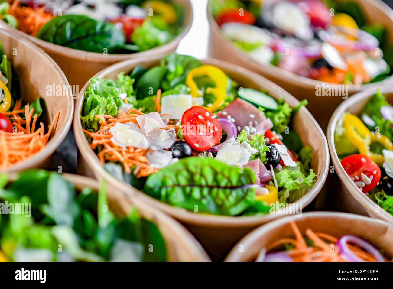 Scatole di carta rotonda con insalate di verdure preconfezionate pronte per la vendita Foto Stock