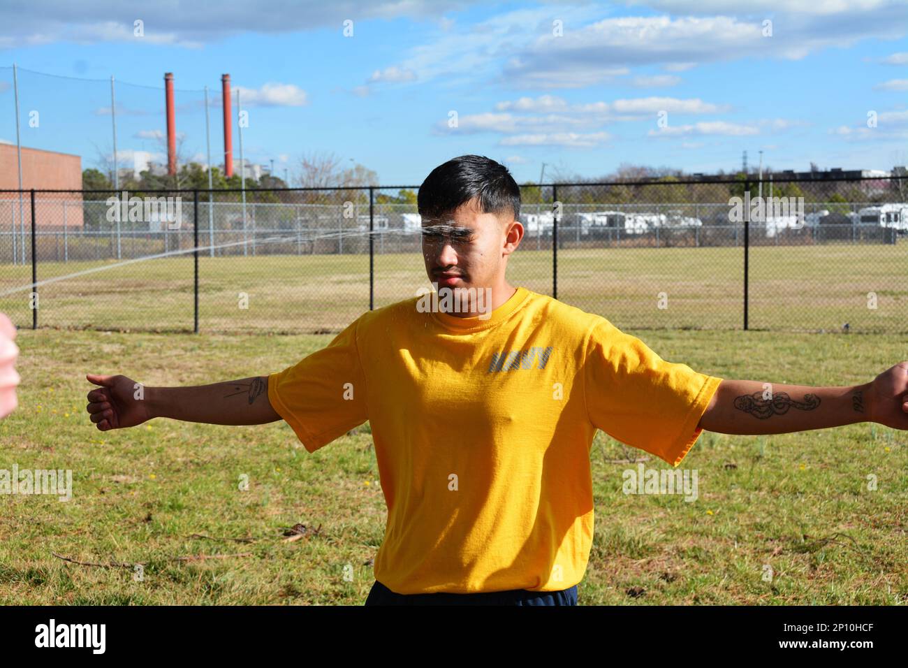 PORTSMOUTH, Virginia (20 gennaio 2023) il compagno di Boatswain Seaman Kevin Calderon viene spruzzato con lo spray Oleoresin Capsicum (OC) durante l'addestramento di base della forza di reazione di sicurezza (SRF-B) presso il cantiere navale di Portsmouth. SRF-B è un corso completo di due settimane che fornisce conoscenze di base per i marinai per svolgere il ruolo di sentry. Foto Stock