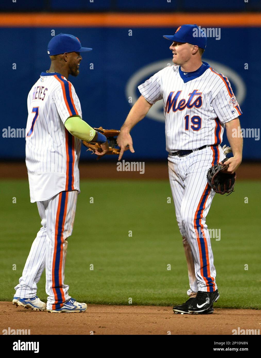 New York Mets third baseman Jose Reyes (7) and right fielder Jay Bruce (19) celebrate the Mets 5-1 win over the Washington Nationals in a baseball game, Sunday, Sept. 4, 2016, in New York. (AP Photo/Kathy Kmonicek) Foto Stock