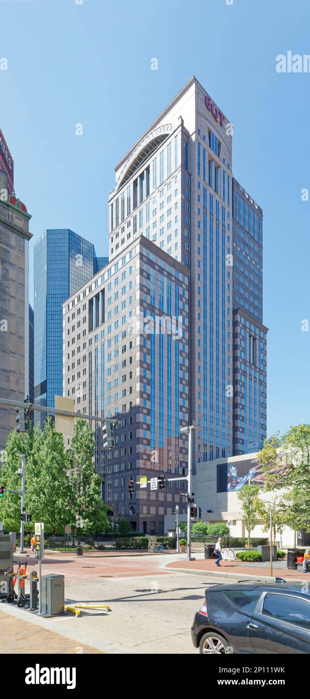 Centro di Pittsburgh: L'EQT Plaza presenta prominenti strisce di vetro verticali sulle sue facciate di granito e corone ad arco sulle facciate est e ovest. Foto Stock