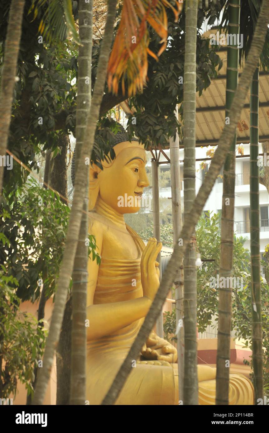 Grande scultura del buddha a Dhaka, Bangladesh. Foto Stock