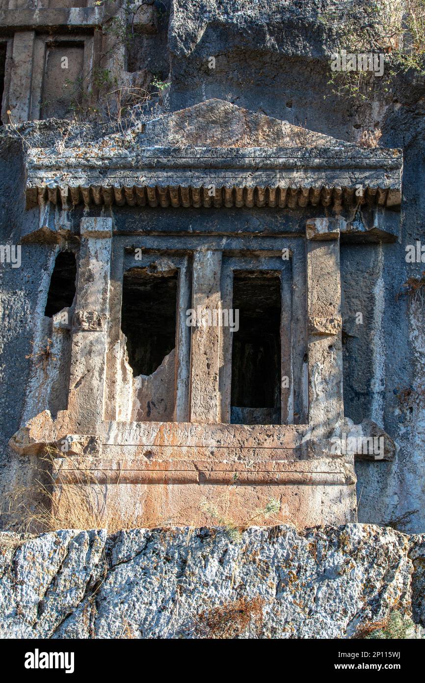 Antiche tombe rupestri e sarcofagi nella città di Telmessos, Fethiye, Mugla, Türkiye Foto Stock