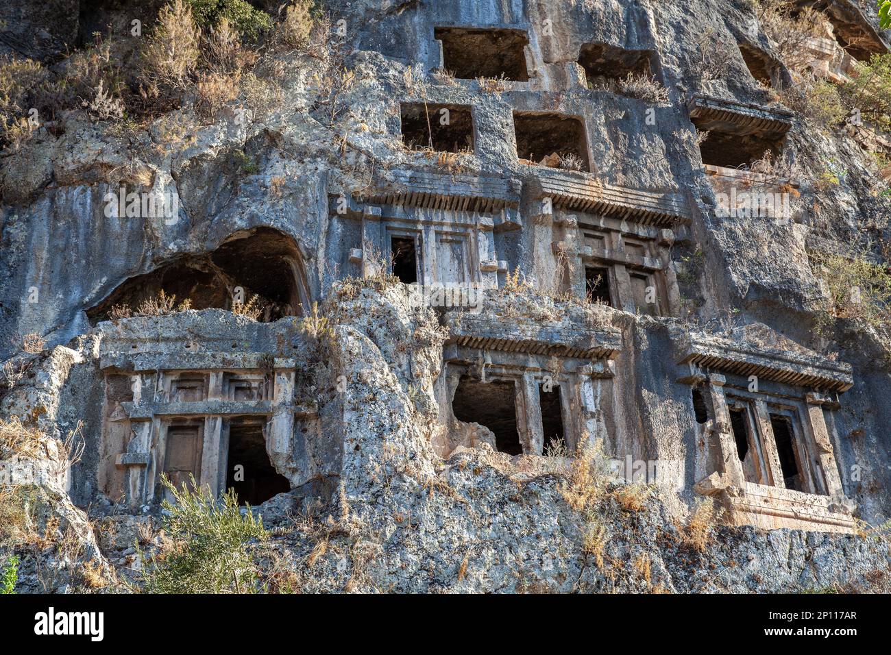 Antiche tombe rupestri e sarcofagi nella città di Telmessos, Fethiye, Mugla, Türkiye Foto Stock