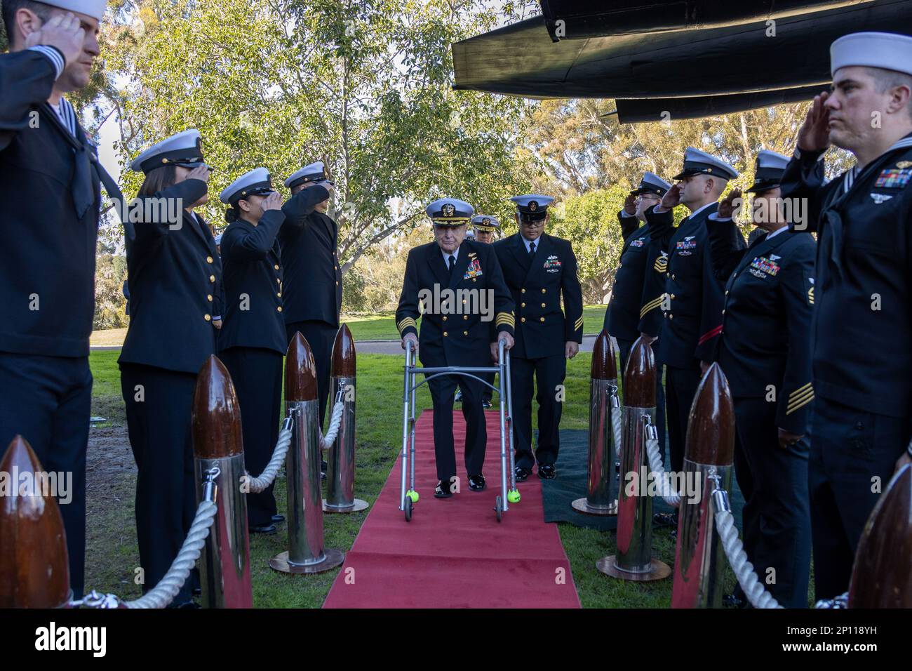 Stati Uniti ritirati Royce Williams è salutato mentre si avvicina al podio premio per ricevere la Navy Cross per le sue azioni nella Guerra di Corea, al San Diego Air and Space Museum, California, 20 gennaio 2023. Le azioni di Williams includevano il coinvolgimento di sette MIG-15s sovietiche in un combattimento tra cani durato più di 30 minuti e terminato dopo che Williams ha abbattuto quattro combattenti nemici, utilizzando tutti i 760 20mm round di mitragliatrici disponibili. Quando Williams sbarcò il suo Grumman F9F Panther, gli Stati Uniti Il primo jet fighter di successo della Marina, a bordo della portaerei di classe Essex USS Oriskany (CV/CVA-34), la Foto Stock