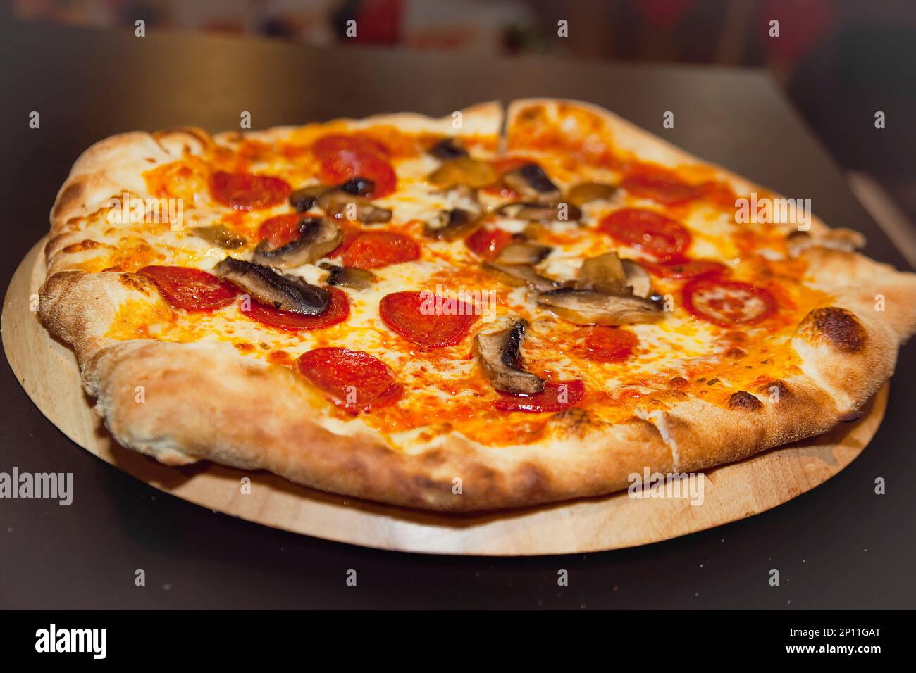 Cibo, cucinato, Pizza, funghi e Pepperoni Pizza a la Tavola Italian Eatery a Southwick, West Sussex, Inghilterra. Foto Stock