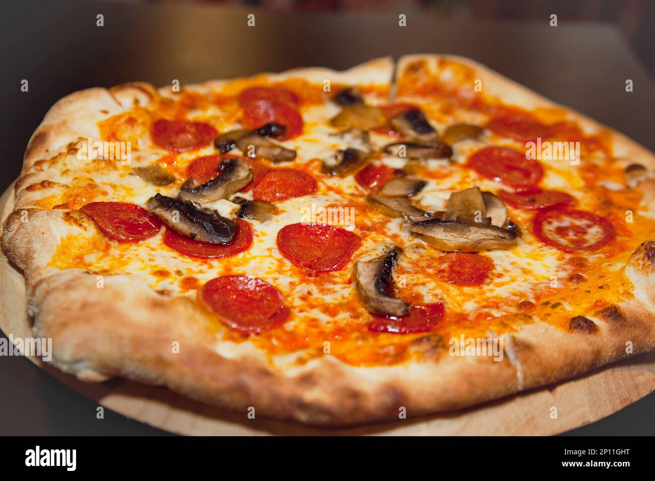 Cibo, cucinato, Pizza, funghi e Pepperoni Pizza a la Tavola Italian Eatery a Southwick, West Sussex, Inghilterra. Foto Stock