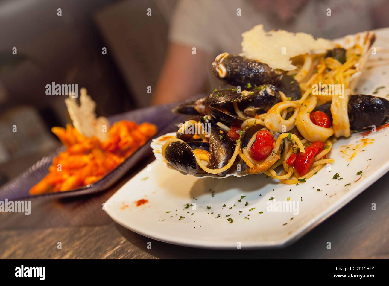 Cibo, cucinato, Pesce, Spaghetti Marinara, Pasta con cozze e Calamari, la Tavola Italian Eatery, Southwick, West Sussex, Inghilterra. Foto Stock