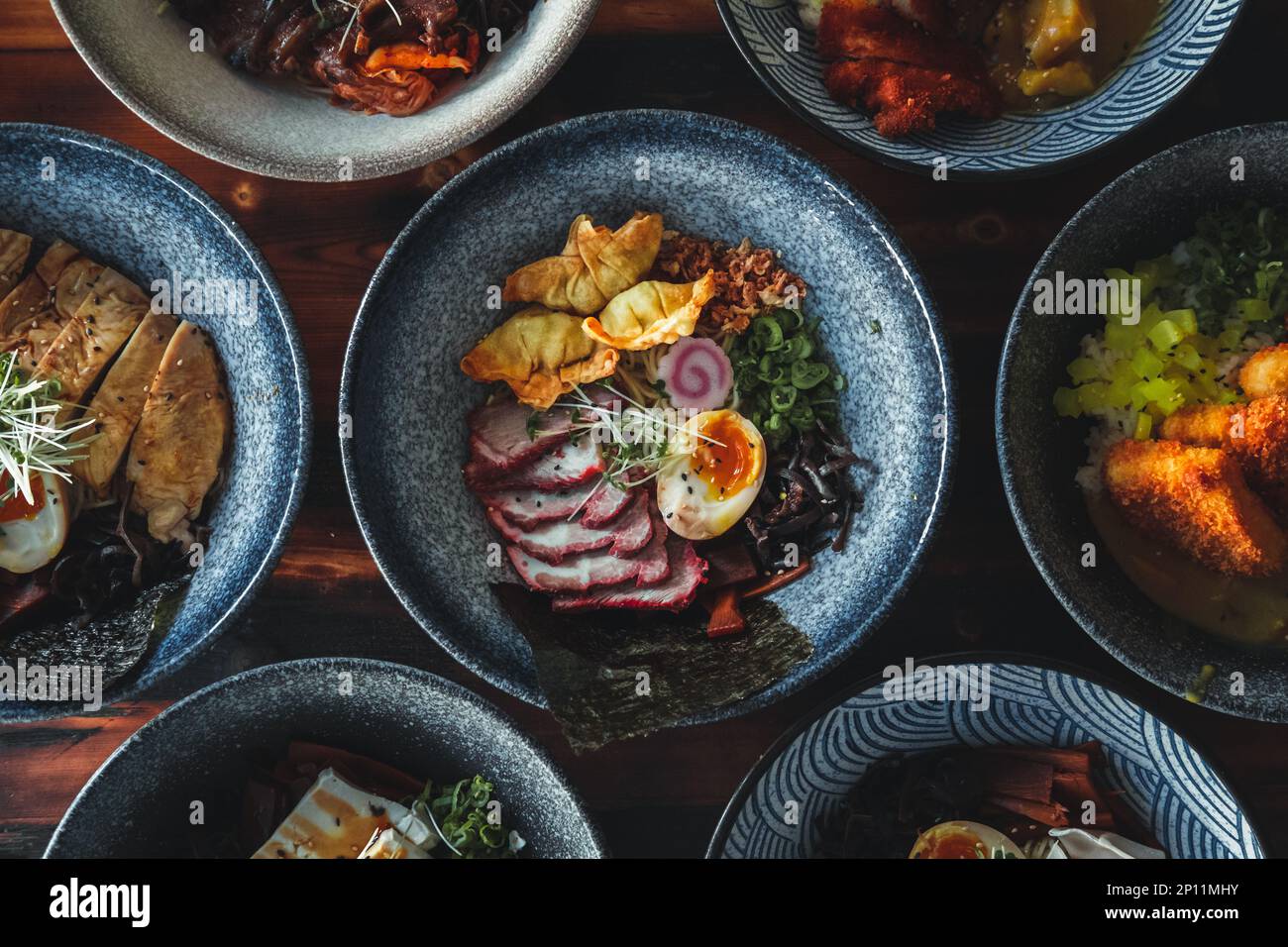 Delizie saporite: Una vista dall'alto verso il basso della cucina tailandese e asiatica. Gli ingredienti colorati, gli intricati ornamenti e la splendida presentazione sono una festa per la t Foto Stock