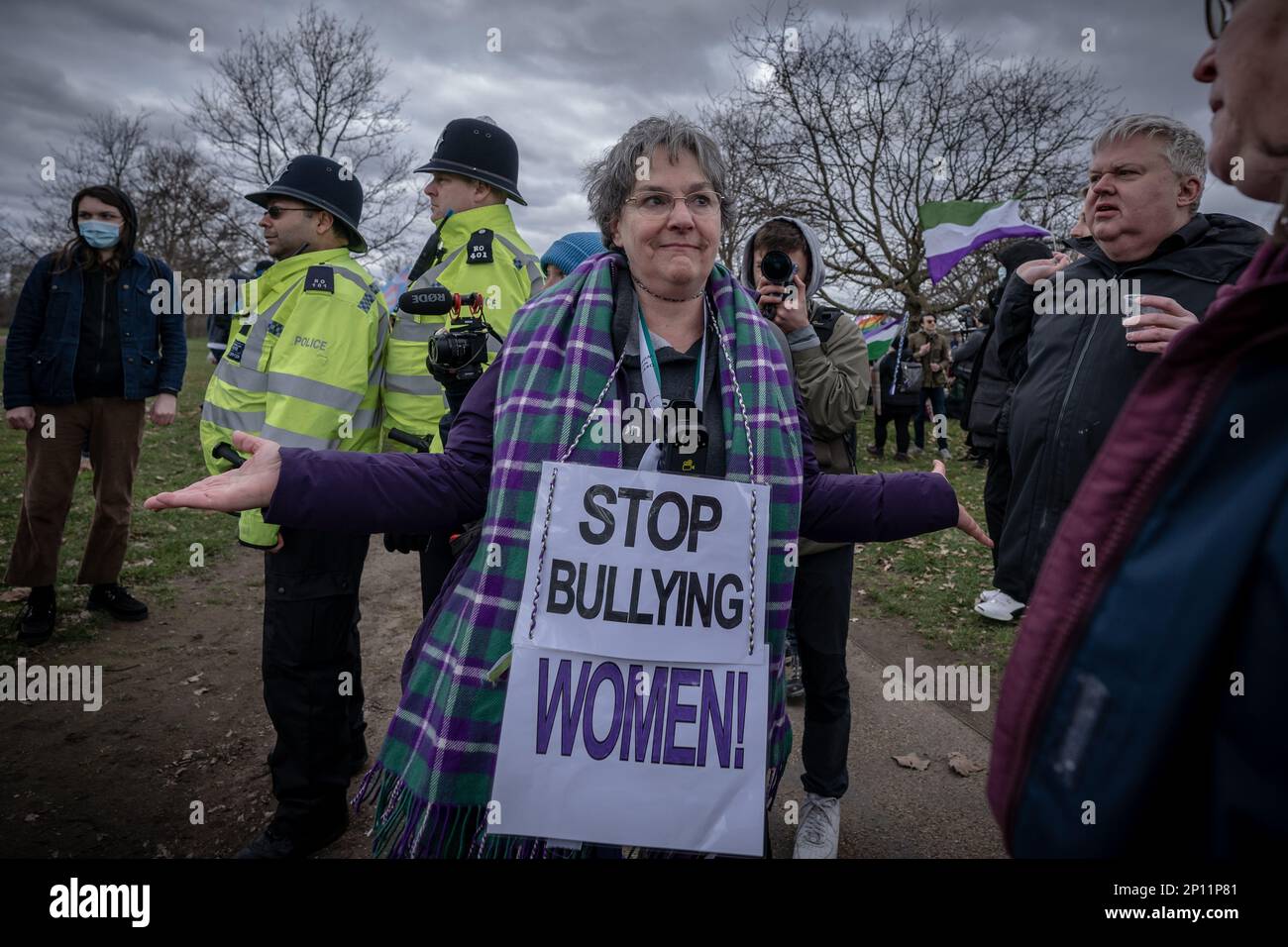 L'attivista anti-trans Maria Maclachlan si unisce a Standing for Women rally.Transgender attivisti per i diritti contro-protesta e scontro con le femministe a Hyde Park Foto Stock