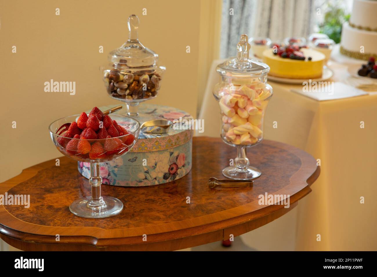 L'incredibile tavolo da dessert per una festa di lusso Foto Stock
