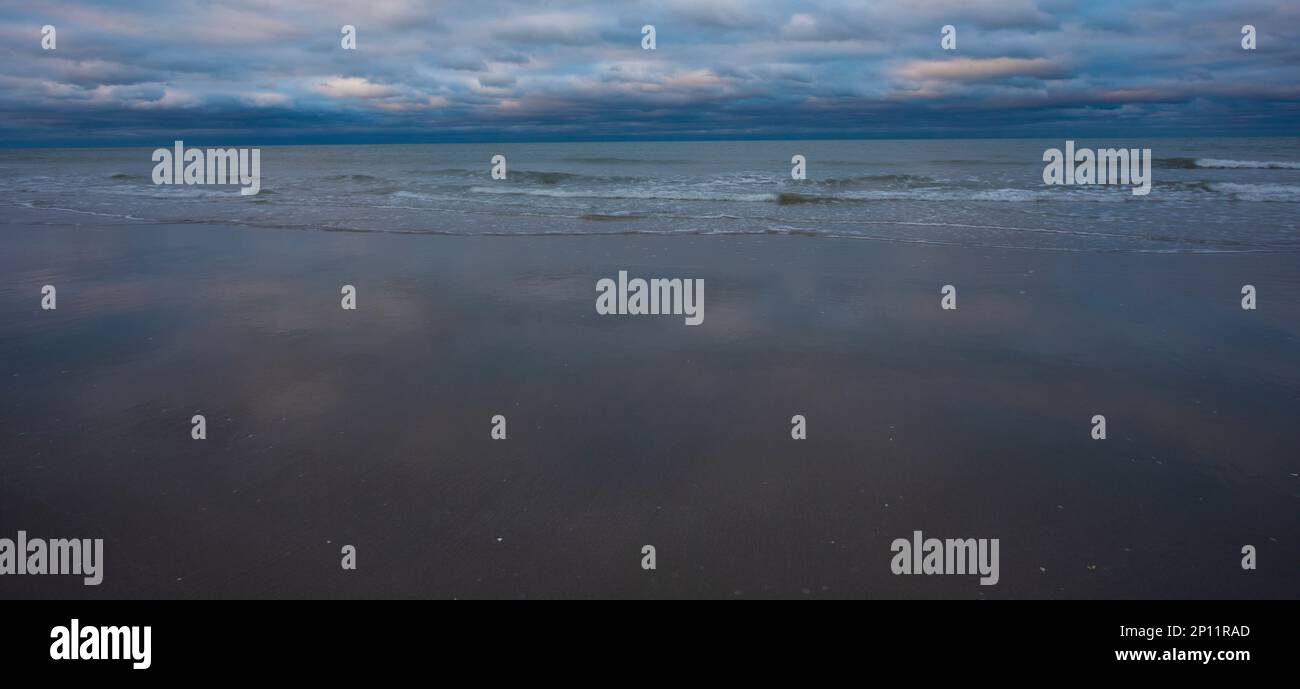Tempesta di radura alla spiaggia di Myrtle come il sole viene in su Foto Stock