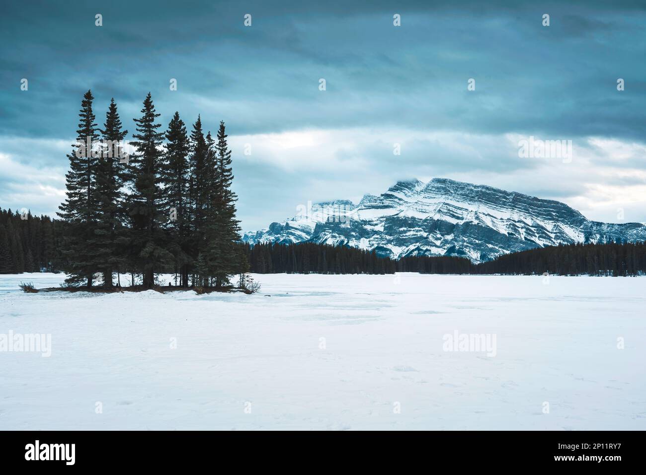 Bella vista di due Jack Lake con il Monte Rundle e la pineta in inverno la sera al Banff National Park, Alberta, Canada Foto Stock