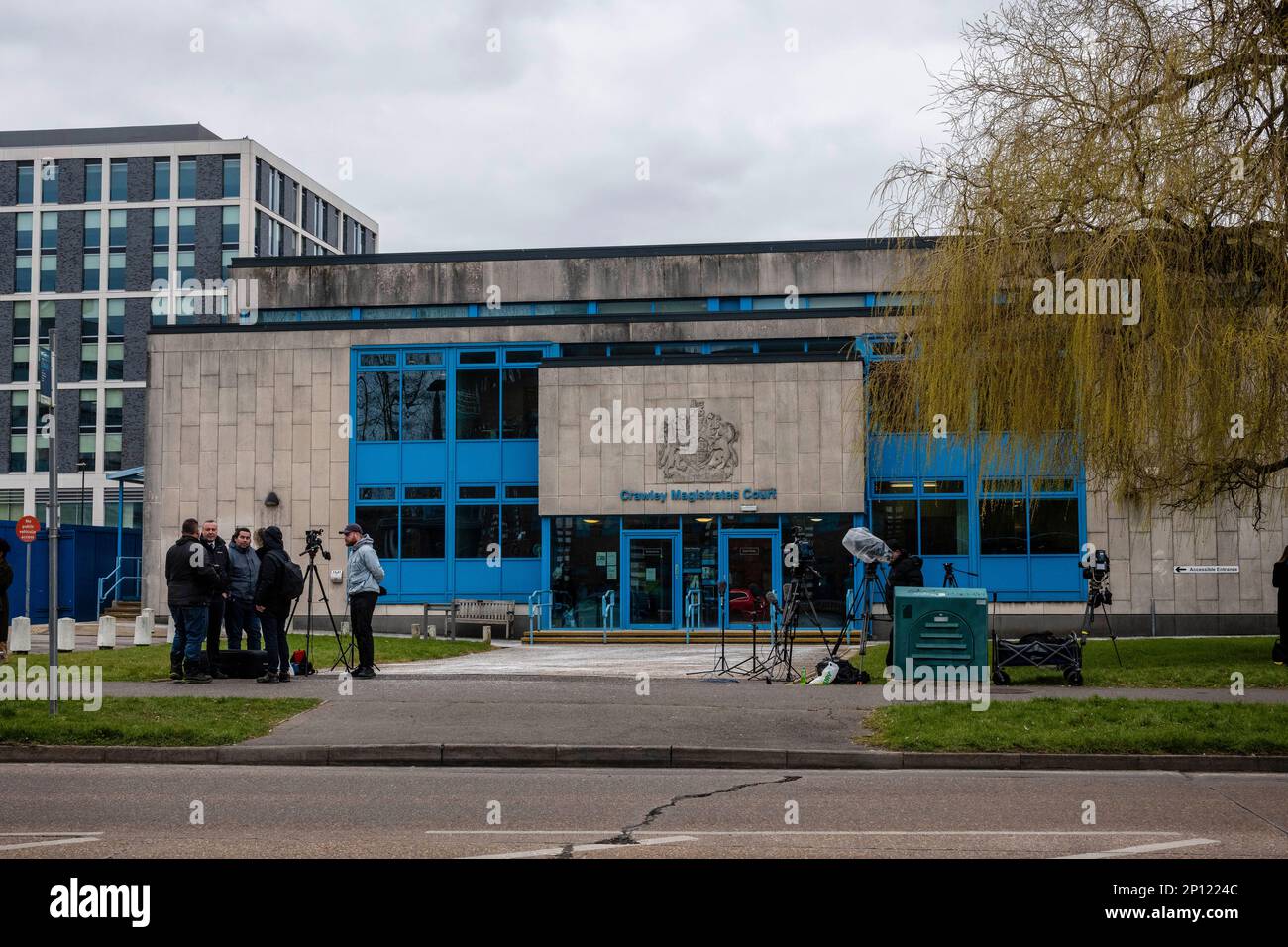Stampa britannica al di fuori di Crawley magistrates Court, West Sussex. Costanza Marten e Mark Gordon in tribunale incaricato di manmacello, edificio esterno Foto Stock