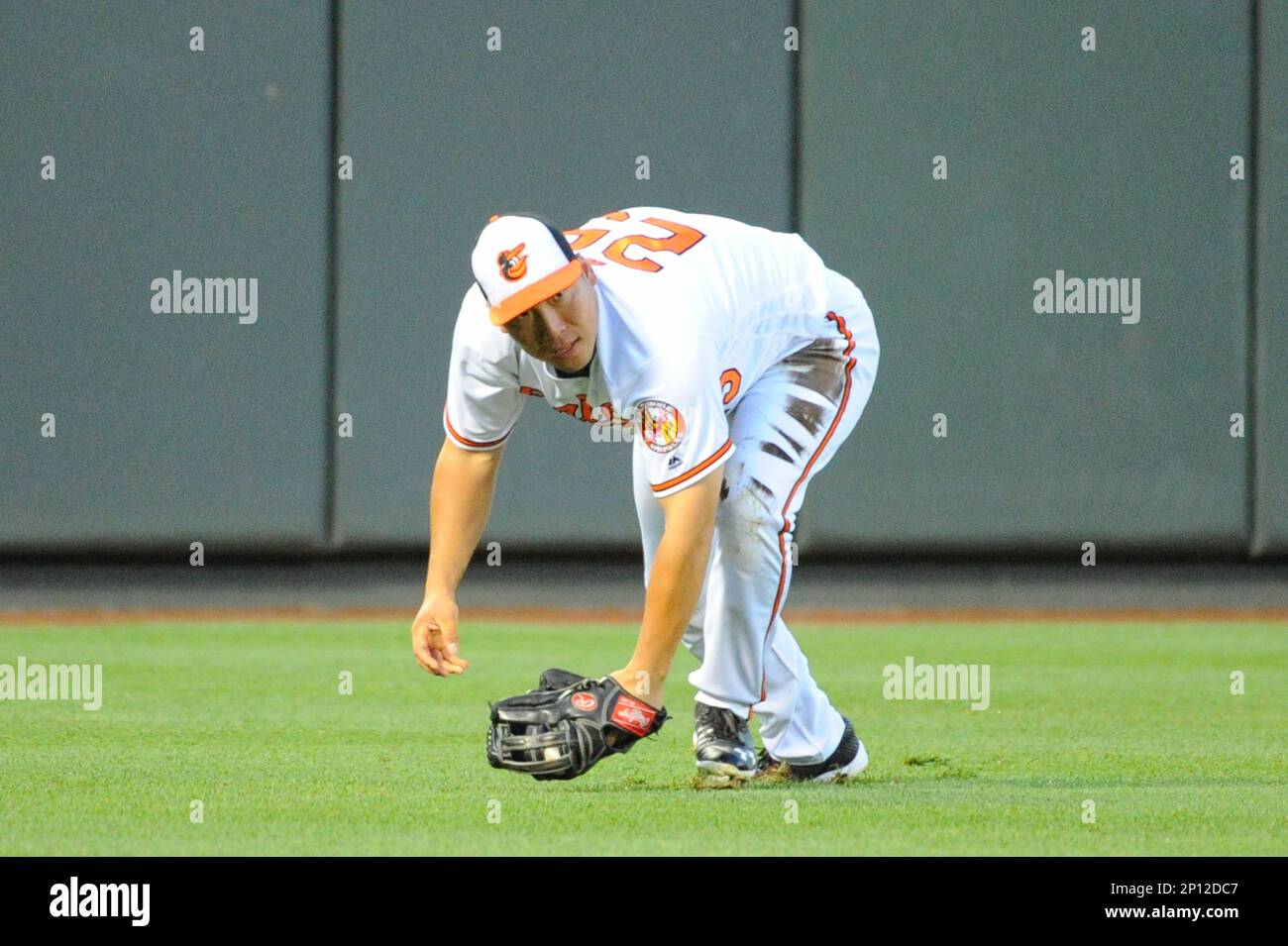 17 August 2016: Baltimore Orioles left fielder Hyun Soo Kim (25) makes catch against the Boston Red Sox at Orioles Park at Camden Yards in Baltimore, MD. (Photograph by Mark Goldman/Icon Sportswire) (Icon Sportswire via AP Images) Foto Stock