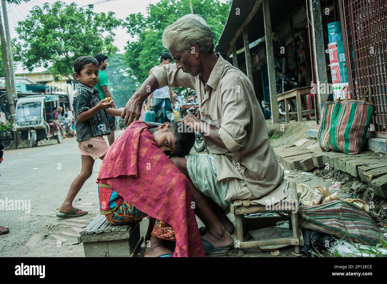 Foto di falco e barbiere in Bangladesh. Foto Stock