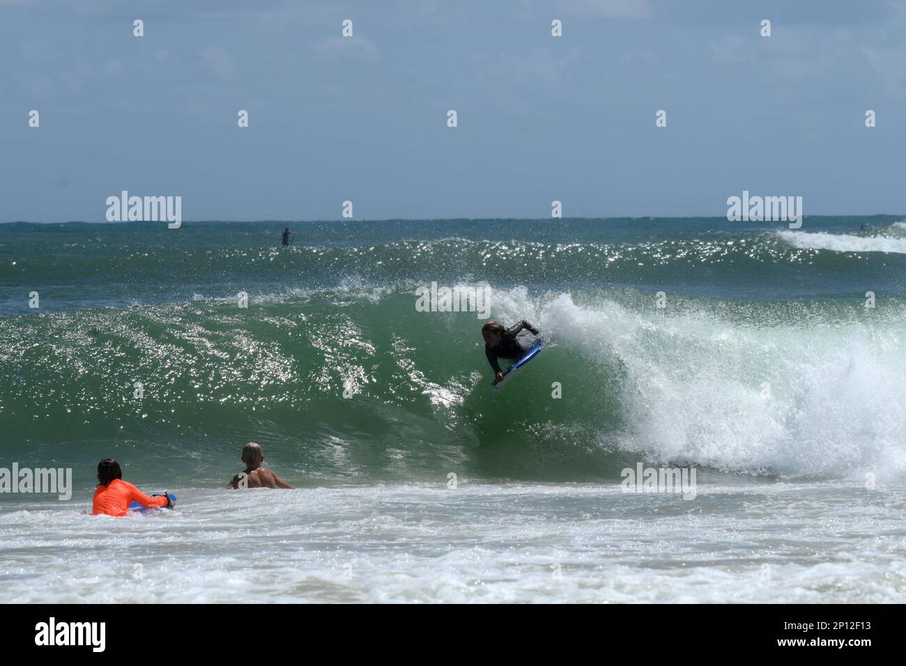 Gli amanti del Bodyboarder apprezzano le onde cave veloci della spiaggia di Mooloolaba Foto Stock