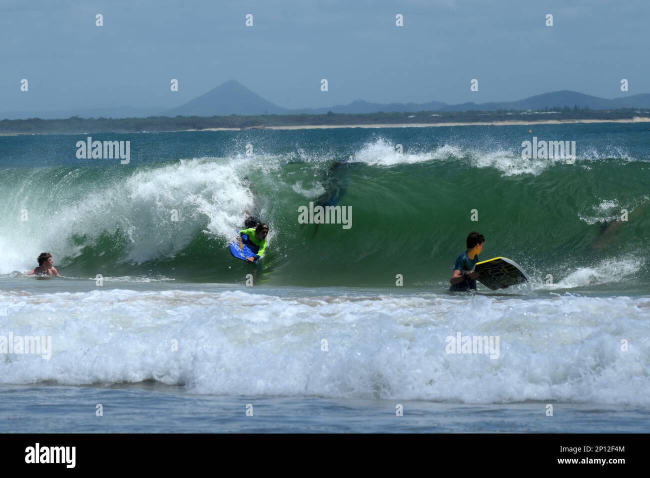 Gli amanti del Bodyboarder apprezzano le onde cave veloci della spiaggia di Mooloolaba Foto Stock