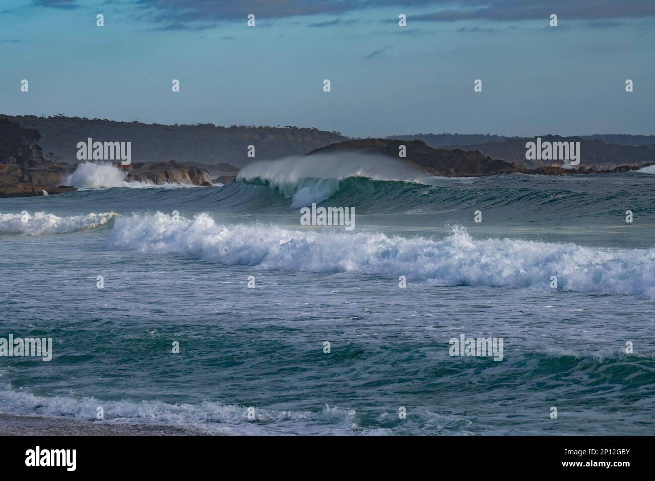 Binalong Bay, Tasmania onde perfette, spiagge perfette di sabbia bianca e acqua limpida. Foto Stock