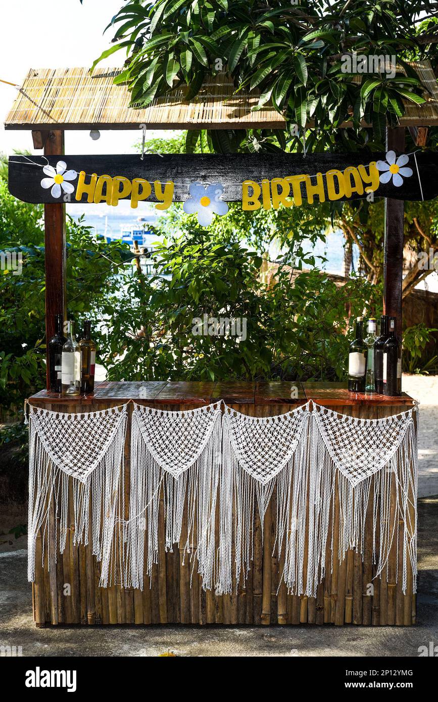 Buon compleanno stand in legno per la decorazione di una vacanza con makrame Foto Stock