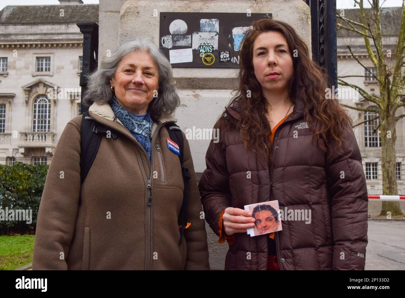 Londra, Regno Unito. 3rd marzo 2023. Insulate gli attivisti britannici del clima Giovanna Lewis (L) e Amy Pritchard (R) si trovano al di fuori della corte interna della corona di Londra prima del loro disprezzo per la sentenza della corte. La coppia deve affrontare il tempo di prigione dopo aver parlato della crisi climatica durante il processo, contrariamente alla sentenza di un giudice che la motivazione degli attivisti è irrilevante. Credit: Vuk Valcic/Alamy Live News Foto Stock