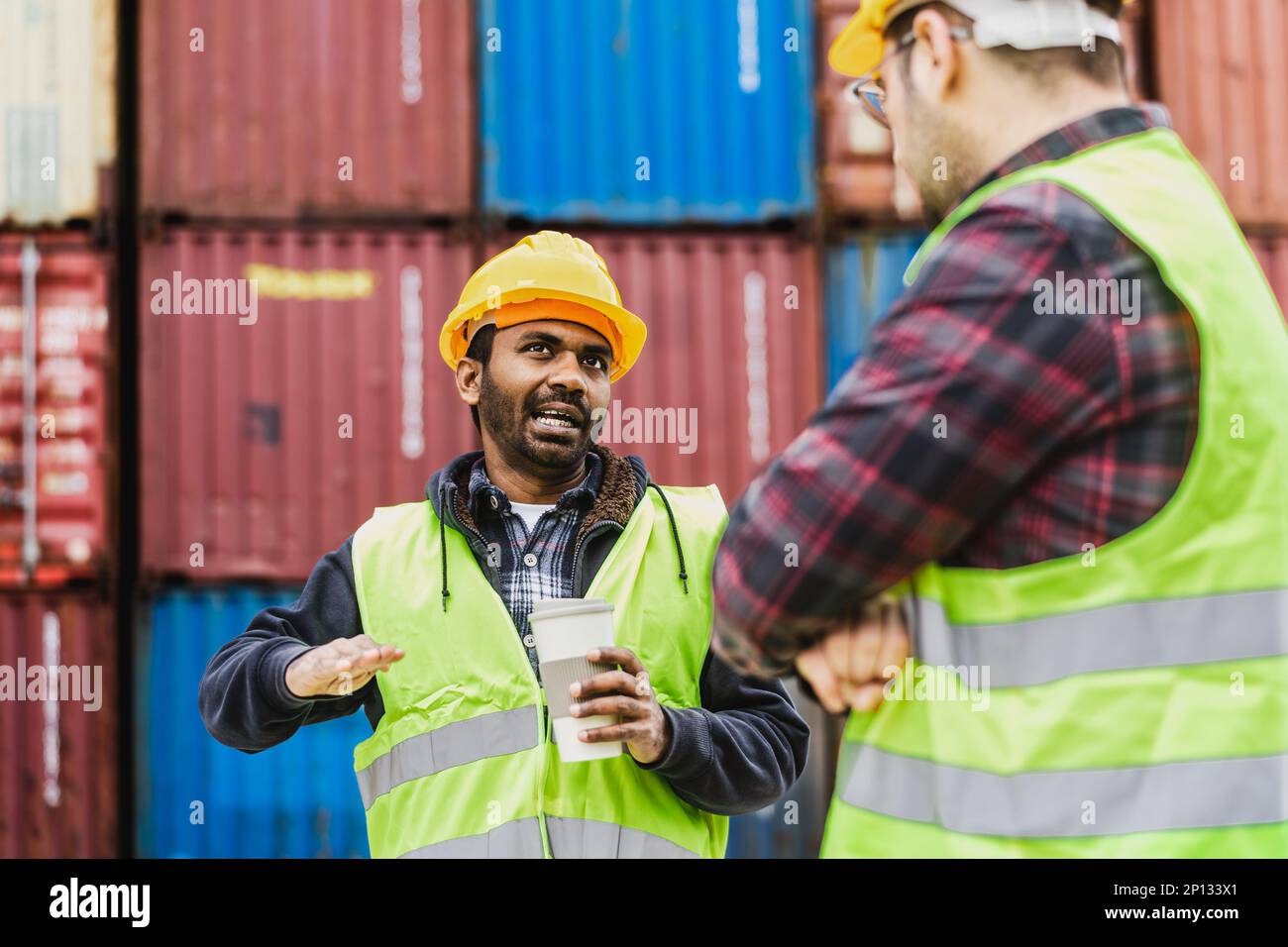 Ingegneri industriali che lavorano in terminali logistici di carico container Foto Stock