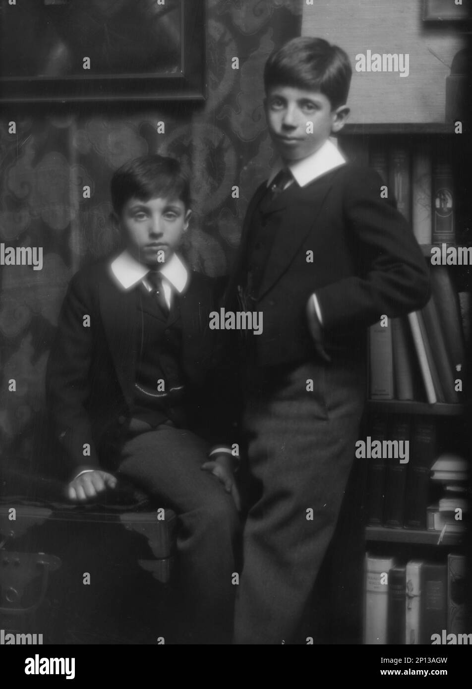 Due ragazzi non identificati, forse bambini della signora Isaac Untermeyer [cioè Untermyer,] fotografia ritratto, 1913. Foto Stock