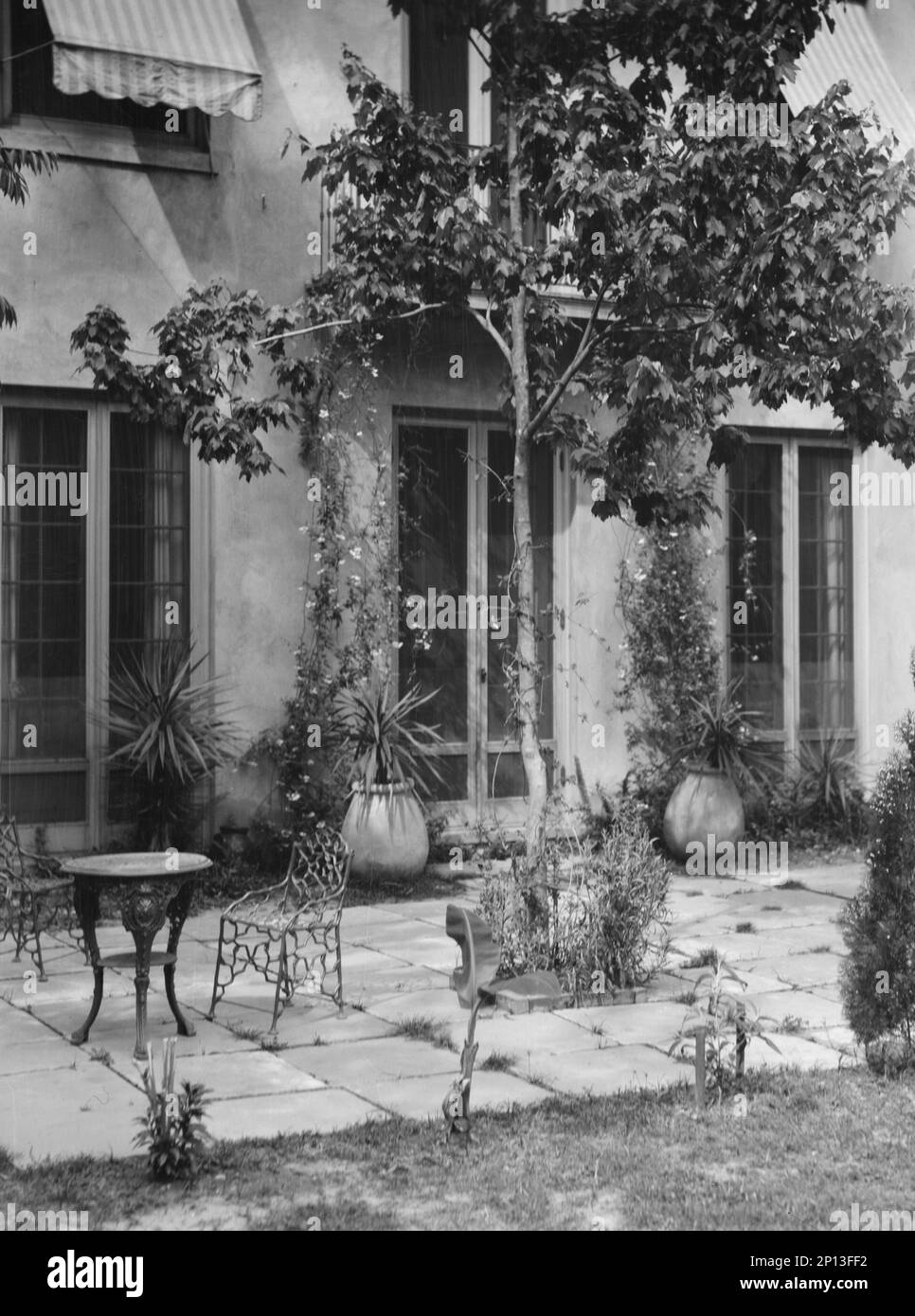 Courtyard, New Orleans o Charleston, South Carolina, tra le 1920:00 e le 1926:00. Foto Stock