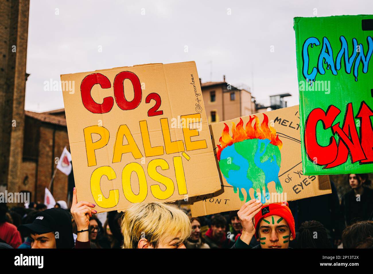 Bologna, ITALIA. Marzo 3, 2023. Gli attivisti del clima partecipano ad una manifestazione organizzata dal Venerdì per il futuro movimento come parte del Global Climate Strike, il 3 marzo 2022 a Bologna. Credit: Massimiliano Donati/Alamy Live News Foto Stock